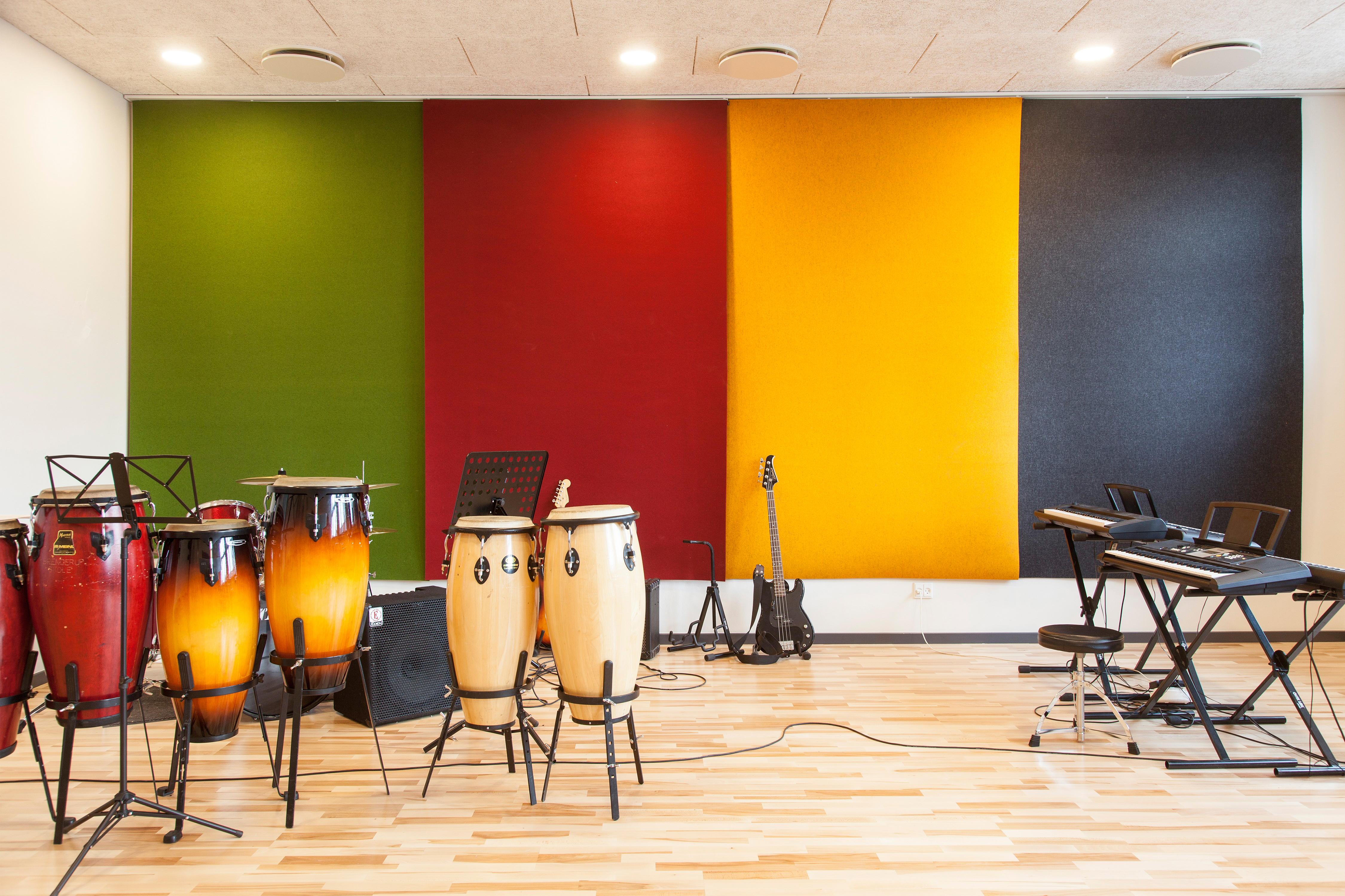 fraster, filt, felt cover, rumafskærmning, roomdivider, akustik, uld filt, inspiration, design, indretning, afskærmning, filtgardin, anne trolles skole